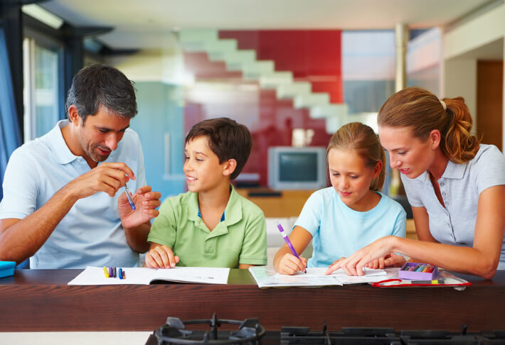 Come insegnare il lavoro del graphic design a tuo figlio
