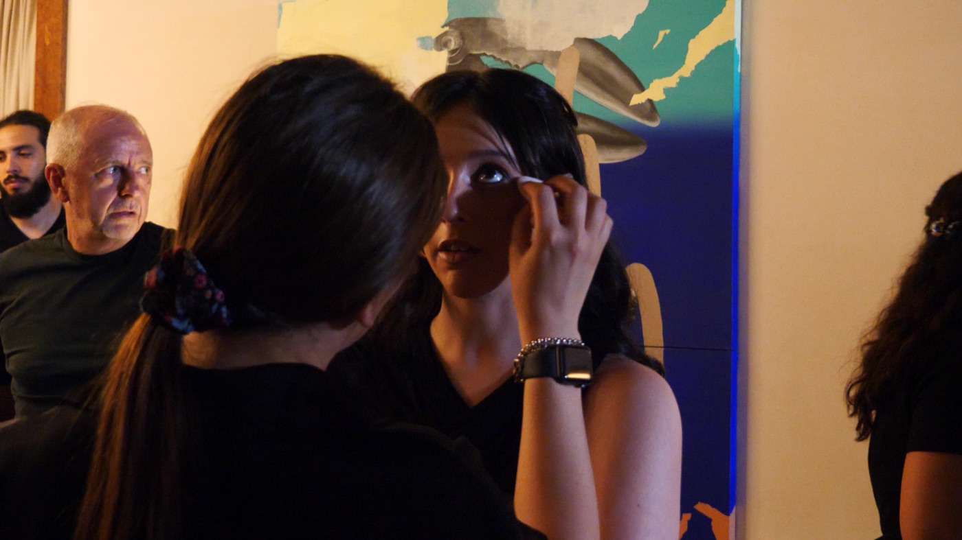 Preparazione trucco durante una produzione