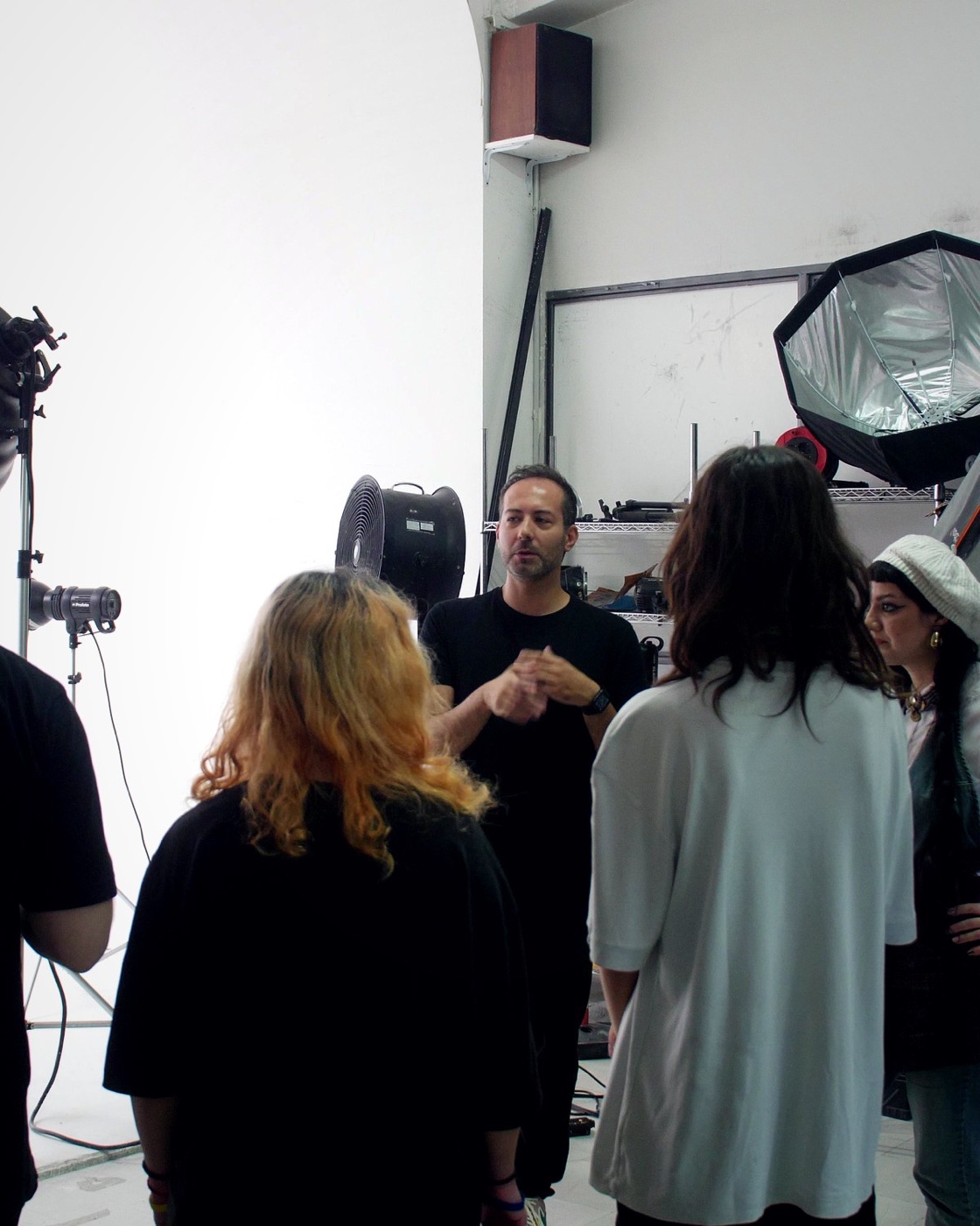 Set fotografico beauty con il team al lavoro