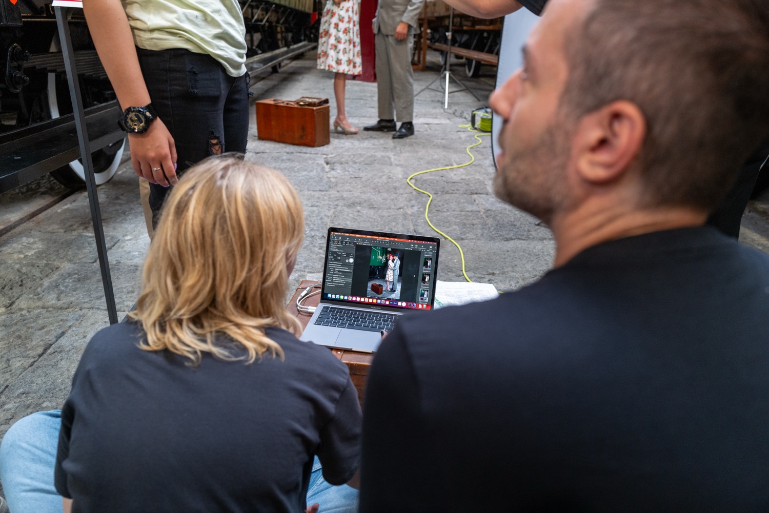 Studente DAM in post-produzione al monitor