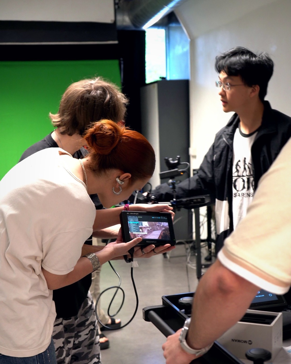 Studenti DAM al lavoro sul set virtuale con green screen