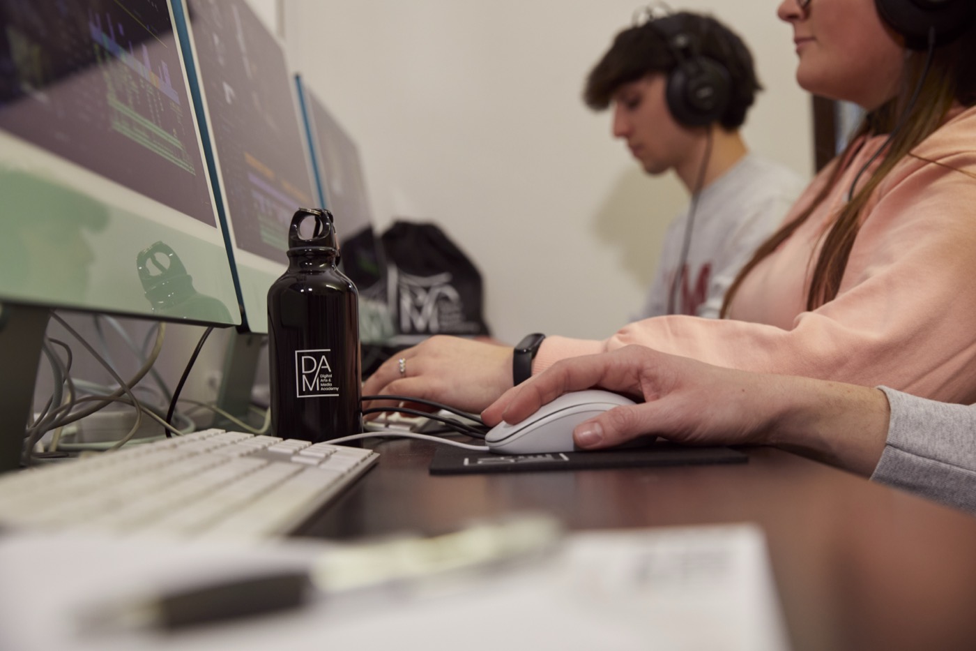 Laboratorio di grafica DAM con studenti al lavoro