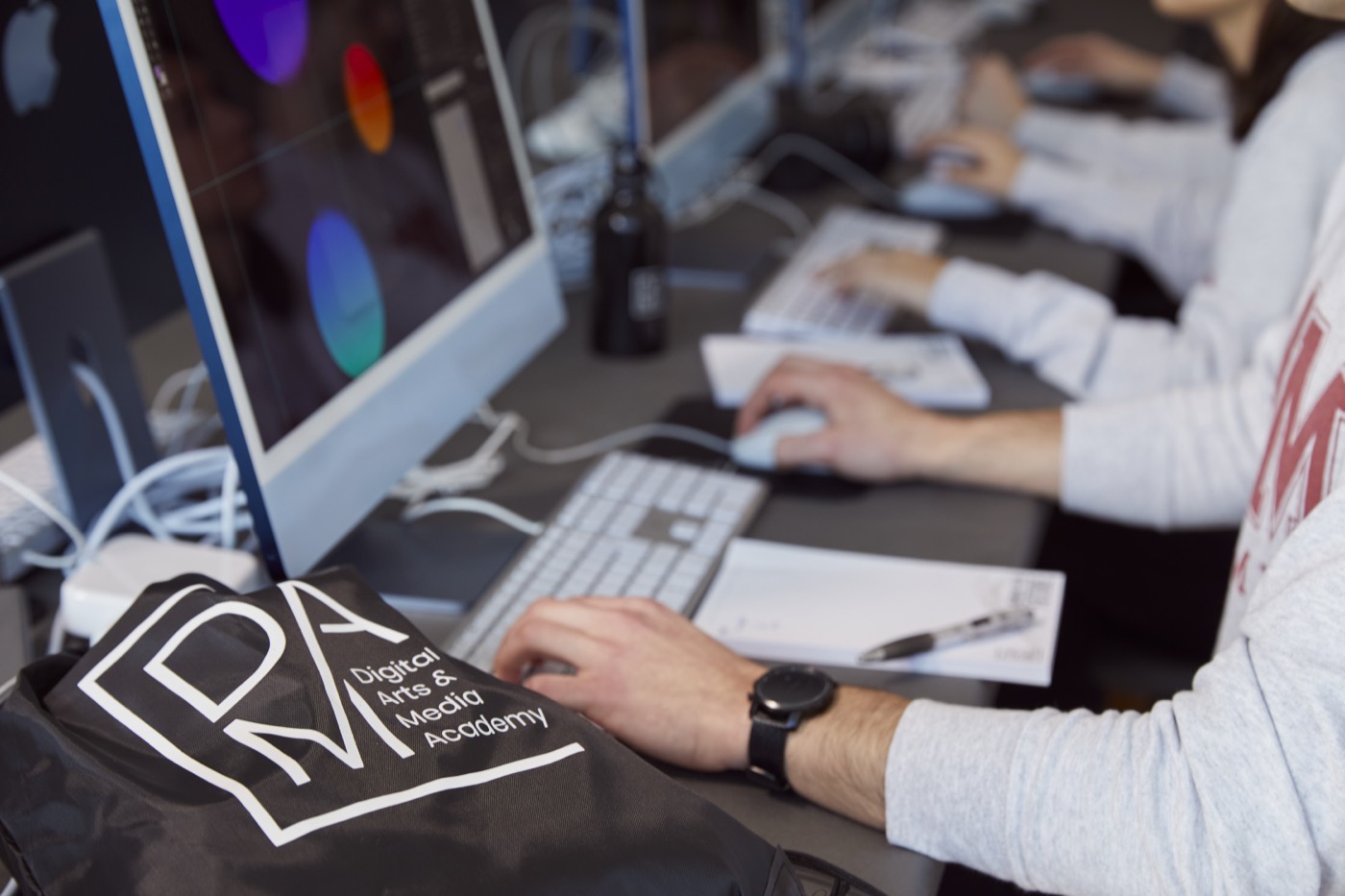 Studenti DAM alle postazioni Mac