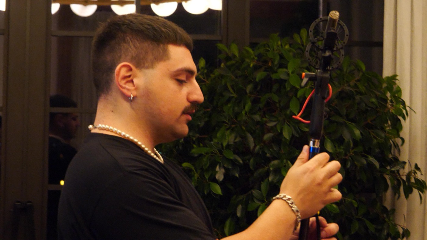 Studente DAM operatore audio sul set