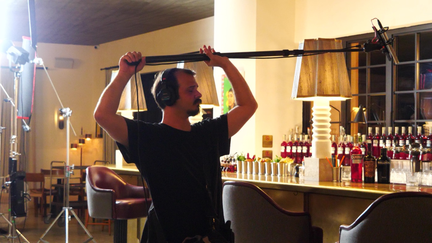 Studente DAM con microfono boom sul set