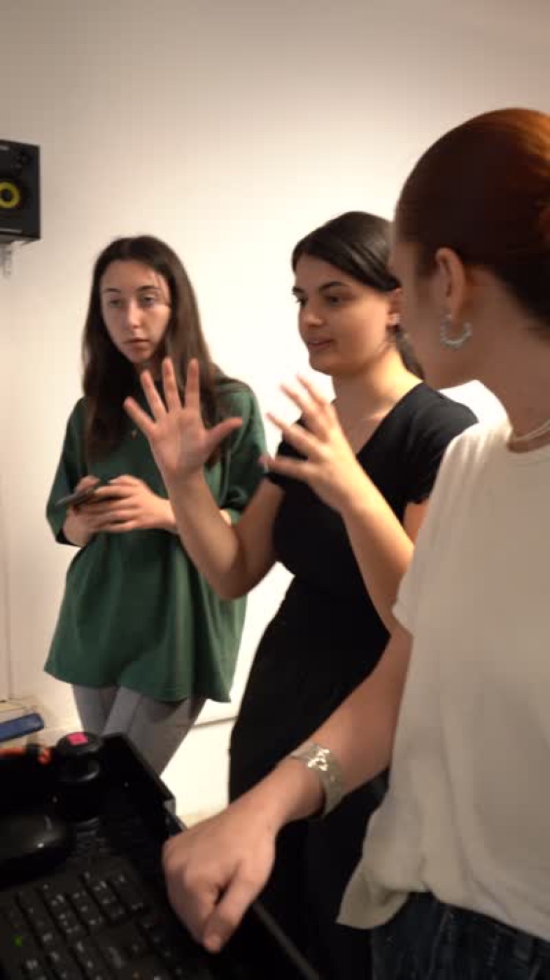 Studentesse DAM a confronto durante un progetto