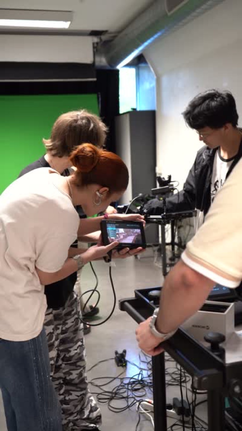 Studenti DAM alla camera su green screen