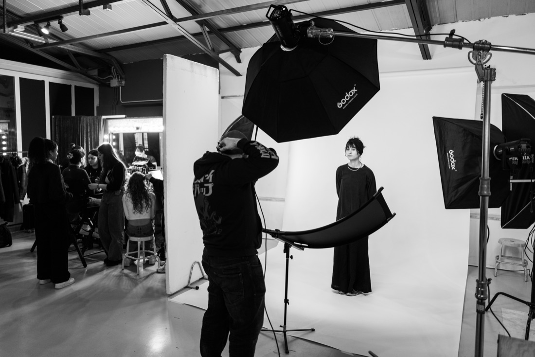 Sala posa e set DAM Academy: shooting in studio con softbox
