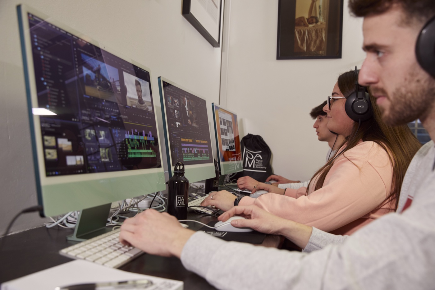 Studenti DAM al lavoro alle postazioni di editing in accademia