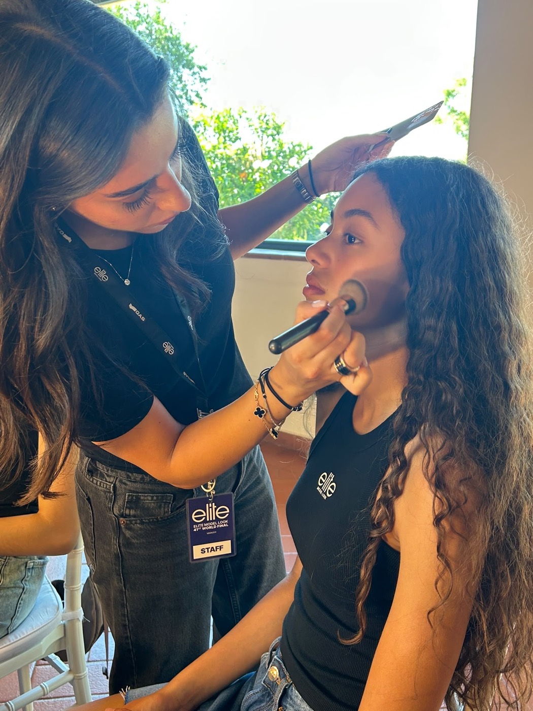 Studentesse DAM al trucco in backstage